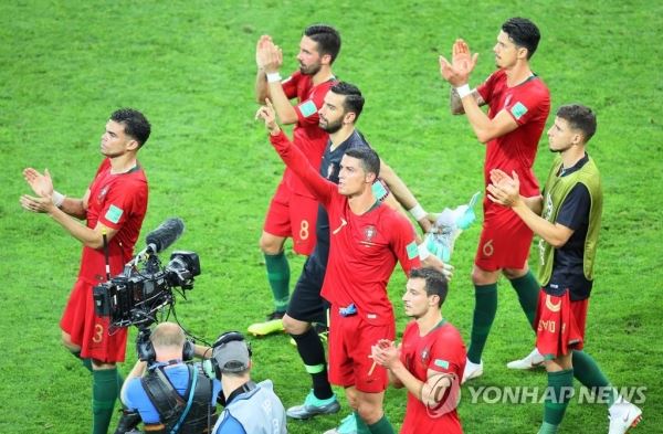 천신만고 3-3 동점에 기뻐하는 포르투갈(소치=연합뉴스) 진성철 기자 = 포르투갈 크리스티아누 호날두(가운데, 7) 등 포르투갈 선수들이 15일(현지시간) 러시아 소치 피시트스타디움에서 열린 2018 러시아월드컵 B조 1차전 스페인과 경기에서 3-3 동점으로 승부를 마친 뒤 기뻐하고 있다2018.6.16 zjin@yna.co.kr (끝)