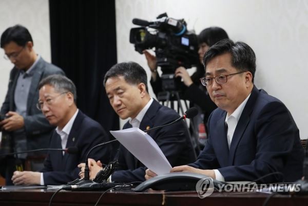 정부, 고용 관련 긴급 경제현안 간담회(서울=연합뉴스) 신준희 기자 = 15일 정부서울청사에서 열린 고용 관련 긴급 경제현안 간담회에서 김동연 경제부총리 겸 기획재정부 장관이 모두발언을 하고 있다. 왼쪽은 반장식 청와대 일자리수석과 박능후 보건복지부 장관. 2018.6.15hama@yna.co.kr