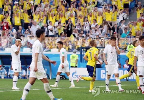 [월드컵] 첫 실점한 한국(니즈니노브고로드=연합뉴스) 한종찬 기자 = 18일 러시아 니즈니노브고로드 스타디움에서 열린 2018 러시아 월드컵 F조 대한민국 대 스웨덴의 경기에서 한국 선수들이 실점 후 표정이 굳어 있다. 2018.6.18 saba@yna.co.kr