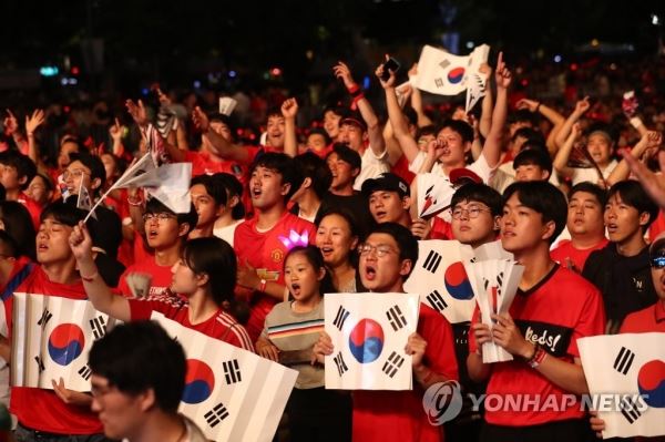 [월드컵] 한 마음 '대한민국!'(서울=연합뉴스) 윤동진 기자 = 2018 러시아월드컵 대한민국 대 스웨덴 경기가 열린 18일 오후 서울 광화문광장에서 시민들이 거리응원을 하고 있다. mon@yna.co.kr