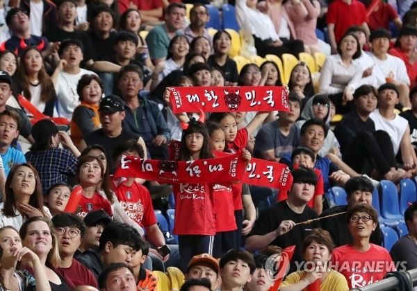 [월드컵] 아쉬워하는 시민들(부산=연합뉴스) 손형주 기자 = 2018 러시아 월드컵 대한민국과 스웨덴의 예선 경기가 열린 18일 오후 부산 아시아드 주경기장에서 응원단이 아쉬워하고 있다. 2018.6.18handbrother@yna.co.kr