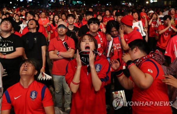 ​[월드컵] '실점의 아쉬움'​​​​​​​(서울=연합뉴스) 윤동진 기자 = 2018 러시아월드컵 대한민국 대 스웨덴 경기가 열린 18일 오후 서울 광화문광장에서 시민이 스웨덴의 선제골에 아쉬워하고 있다. 2018.6.18mon@yna.co.kr​