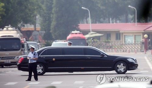 베이징 공항 빠져나가는 김정은 전용차량(베이징=연합뉴스) 김진방 특파원 = 김정은 북한 국무위원장이 19일 세번째 중국 방문에 나선 가운데 이날 오전 중국 베이징 서우두 공항 국빈터미널에서 김 위원장의 전용차량이 나오고 있다. 이날 북한 차량 행렬에는 김 위원장의 마크로 추정되는 금색 휘장이 새겨진 차량 두 대가 포착됐다. 2018.6.19 chinakim@yna.co.kr