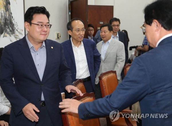 모임 참석하는 자유한국당 초선 의원들(서울=연합뉴스) 김현태 기자 = 19일 오전 국회 자유한국당 대회의실에서 열린 초선 의원 모임에 참석하고자 의원들이 회의장으로 들어오고 있다. mtkht@yna.co.kr