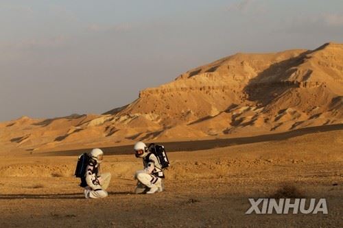 이스라엘 우주인들이 네게브사막에서 화성을 가상한 훈련을 하고있다.[자료사진][신화=연합뉴스]