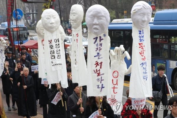 거리 행진하는 문화예술인(서울=연합뉴스) 강민지 기자 = 18일 오후 서울 종로구 마로니에 공원에서 열린 문화예술계 평등문화를 위한 연극인 궐기대회에 참석자들이 연극계 변화를 위한 규탄과 청원을 위한 행진을 하고 있다. 2018.3.18mjkang@yna.co.kr