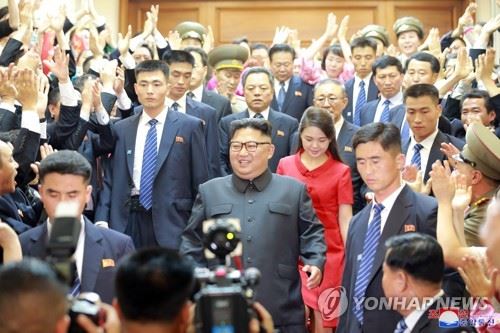 중국 주재 북한 대사관을 방문한 김정은(베이징 조선중앙통신=연합뉴스) 김정은 북한 국무위원장이 19일부터 1박 2일 일정으로 중국을 방문했다고 조선중앙통신이 보도했다. photo@yna.co.kr