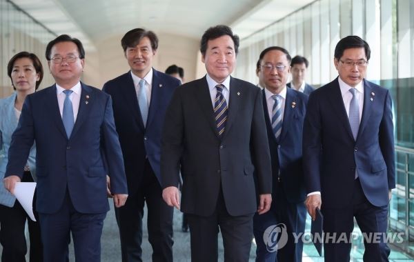 서명식장 향하는 이낙연 국무총리(서울=연합뉴스) 김승두 기자 = 이낙연 국무총리가 21일 서울 종로구 정부서울청사 별관에서 검경 수사권 조정 합의문 담화 및 서명식에 참석하기 위해 서명식장으로 향하고 있다. kimsdoo@yna.co.kr