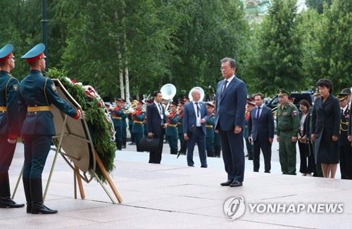 문재인 대통령, 러시아 '무명용사의 묘' 헌화(모스크바=연합뉴스) 배재만 기자 = 러시아를 국빈방문 중인 문재인 대통령이 21일 오후 러시아 모스크바 크레믈린궁 옆 알렉산드로프 정원에 있는 '무명용사의 묘'를 방문해 헌화하고 있다. '무명용사의 묘'는 2차대전 당시 희생된 전몰장병을 기념하는 추모 시설로 '전몰장병의 묘'와 '꺼지지 않는 불'로 이루어져 있다. 2018.6.21 scoop@yna.co.kr