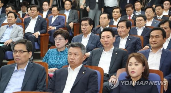 굳은 표정의 자유한국당 의원들(서울=연합뉴스) 김현태 기자 = 지난 21일 오전 국회에서 열린 자유한국당 의원총회에서 참석한 의원들이 굳은 표정으로 앉아 있다. mtkht@yna.co.kr