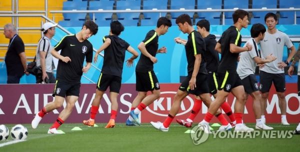 [월드컵] 멕시코전 앞두고 훈련하는 축구대표팀(로스토프나도누=연합뉴스) 김인철 기자 = 축구대표팀이 22일(현지시간) 러시아 로스토프 아레나에서 2018 러시아 월드컵 F조 조별리그 2차전 멕시코와 경기를 앞두고 공식 훈련을 하고 있다. 2018.6.23 yatoya@yna.co.kr