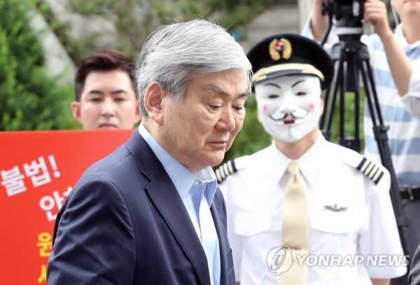 조양호 회장 뒤로 보이는 박창진 전 사무장(서울=연합뉴스) 김주성 기자 = 수백억원대 상속세 탈루 등 비리 의혹을 받는 조양호 한진그룹 회장이 28일 오전 서울 양천구 서울남부지검에 피의자 신분으로 출석하고 있다. 2018.6.28utzza@yna.co.kr