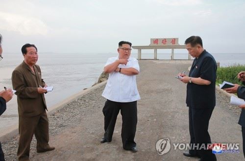 김정은 국무위원장 평북 신도군 현지 지도(평양 조선중앙통신=연합뉴스) 북한 김정은 국무위원장이 중국과 인접한 도서 지역인 평안북도 신도군을 현지 지도했다고 조선중앙통신이 30일 보도했다. 신도군 현지지도는 김정은 위원장이 사상 첫 북미정상회담(6.12)과 세 번째 중국 방문(6.19∼20) 이후 첫 국내 활동이다. 2018.6.30 [국내에서만 사용가능. 재배포 금지. For Use Only in the Republic of Korea. No Redistribution] photo@yna.co.kr