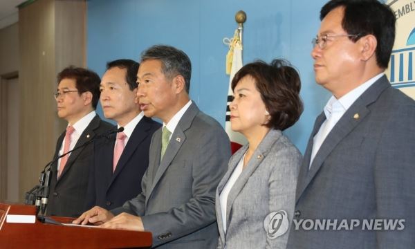 한국당 초선들 "'보수실패 책임' 중진들 정계 떠나라"(서울=연합뉴스) 하사헌 기자 = 자유한국당 초선의원인 김성태(왼쪽부터)·성일종·정종섭·김순례·이은권 의원이 15일 오전 국회 정론관에서 기자회견을 갖고 "지난 10년간 보수정치의 실패에 책임이 있는 중진들은 정계 은퇴하고 당을 제대로 이끌지 못한 중진은 당 운영의 전면에 나서지 말고 국민이 원하는 책임 있는 결단을 내려야 한다"고 촉구하고 있다. 2018.6.15toadboy@yna.co.kr