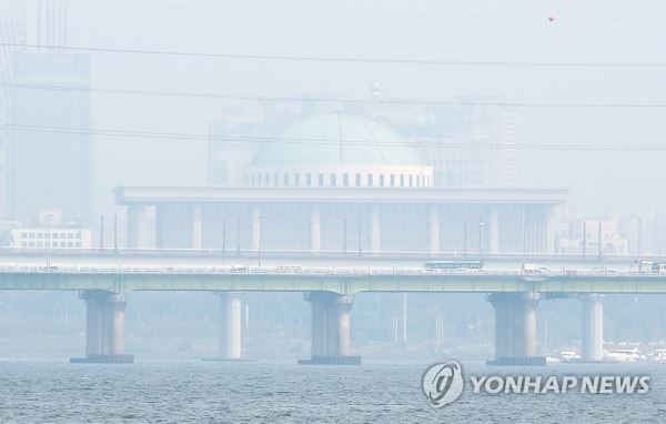 안개 싸인 국회[연합뉴스 자료사진]