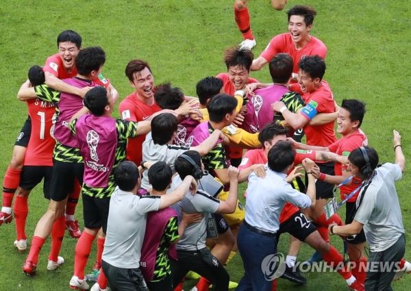 [월드컵] 한국이 만든 '카잔의 기적'(카잔=연합뉴스) 한종찬 기자 = 지난 6월 27일(현지시간) 러시아 카잔 아레나에서 열린 2018 러시아 월드컵 F조 조별리그 3차전 한국과 독일의 경기. 김영권의 슛이 골로 인정되자 손흥민, 김영권, 장현수 등이 환호하고 있다. saba@yna.co.kr