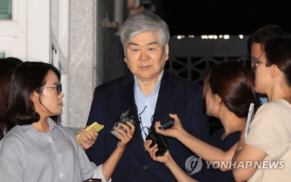 조양호, '묵묵부답'(서울=연합뉴스) 한종찬 기자 = 수백억 원대 상속세 탈루 등 비리 의혹을 받는 조양호 한진그룹 회장이 6일 오전 구속영장이 기각되자, 서울 구로구 남부구치소 밖으로 나서고 있다. 서울남부지법 김병철 영장전담 부장판사는 "피의사실들에 관해 다툼의 여지가 있고 이와 관련된 피의자의 방어권을 보장할 필요가 있어 현 단계에서 구속해야 할 사유와 상당성을 인정하기 어렵다"며 영장을 기각했다. saba@yna.co.kr