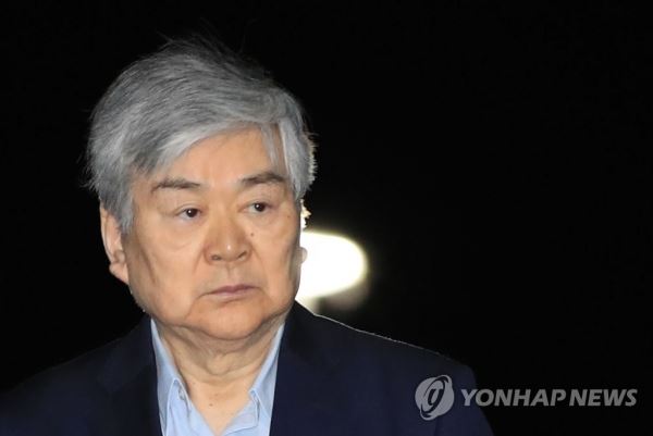 조양호 구속영장 기각…법원 "피의 사실에 다툼 여지"(서울=연합뉴스) 한종찬 기자 = 수백억 원대 상속세 탈루 등 비리 의혹을 받는 조양호 한진그룹 회장이 6일 오전 구속영장이 기각되자, 서울 구로구 남부구치소 밖으로 나서고 있다. 서울남부지법 김병철 영장전담 부장판사는 "피의사실들에 관해 다툼의 여지가 있고 이와 관련된 피의자의 방어권을 보장할 필요가 있어 현 단계에서 구속해야 할 사유와 상당성을 인정하기 어렵다"며 영장을 기각했다. saba@yna.co.kr