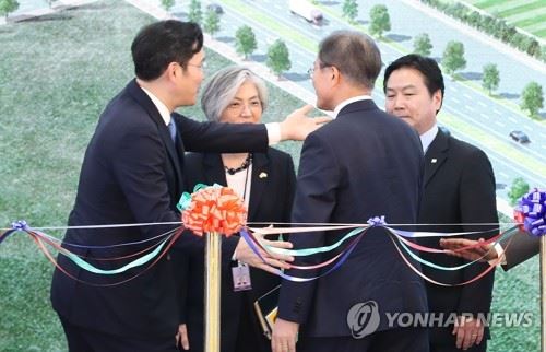 문 대통령 삼성 신공장 준공 축하(노이다, 인도=연합뉴스) 황광모 기자 = 인도를 국빈 방문 중인 문재인 대통령이 9일 오후 인도 우타르프라데시주 노이다시 삼성전자 제2공장 준공식에 참석, 이재용 삼성전자 부회장을 비롯한 내빈들과 테이프 커팅을 하고 대화하고 있다. 2018.7.9 hkmpooh@yna.co.kr