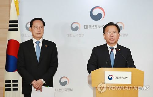 을지연습 잠정 유예, 한국군 단독 을지태극연습 개발(서울=연합뉴스) 홍해인 기자 = 김부겸 행정안전부 장관(오른쪽)과 송영무 국방부 장관이 10일 서울 세종대로 정부서울청사 합동브리핑실에서 을지-태극 연습 관련 브리핑을 하고 있다. 정부는 올해 계획된 정부 을지연습을 잠정 유예하기로 결정했고 한국군 단독 연습인 태극연습과 연계한 민관군이 함께 하는 새로운 형태의 '을지태극연습' 모델을 개발하기로 했다. hihong@yna.co.kr