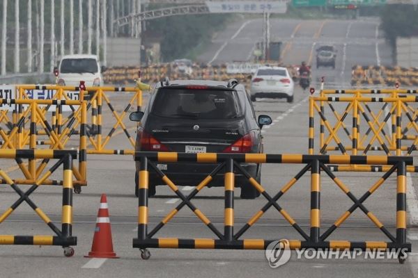 임진강 건너는 미군 차량(파주=연합뉴스) 임병식 기자 = 한국전쟁 당시 북한지역에서 전사한 미군 유해 송환 문제를 논의하는 북미 판문점 회담이 열리는 15일 오전 경기도 파주시 통일대교 남단에서 미군 차량이 유엔깃발을 달고 임진강을 건너고 있다. 2018.7.15 andphotodo@yna.co.kr