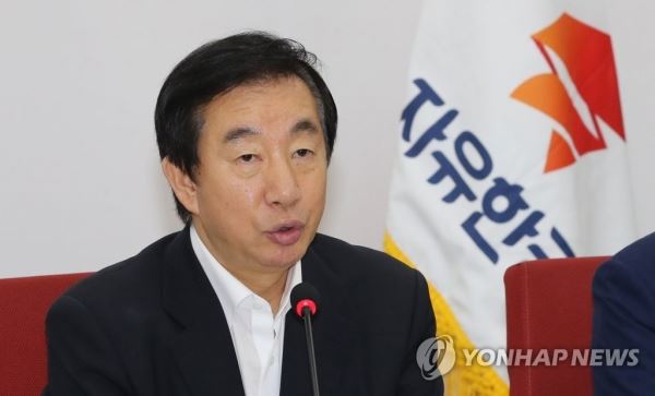 김성태 "한국당 비대위원장에 김병준"(서울=연합뉴스) 하사헌 기자 = 자유한국당 김성태 대표권한대행이 16일 오후 국회 당 대표실에서 혁신비대위원장 후보로 김병준 국민대 명예교수를 내정했음을 밝히는 기자회견을 하고 있다. 한국당이 17일 오전에 열리는 전국위원회에서 김 교수를 의결하면 김 교수는 비대위원장으로 확정된다. 2018.7.16toadboy@yna.co.kr