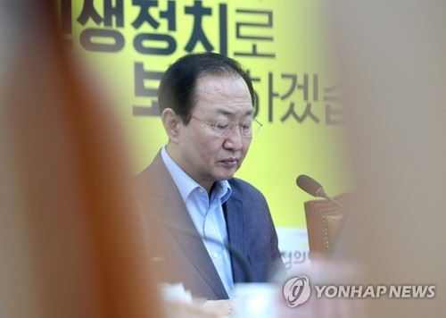 자료 살피는 노회찬 (서울=연합뉴스) 김주형 기자 = 정의당 노회찬 원내대표가 12일 오전 국회에서 열린 상무위원회에 참석해 자료를 살피고 있다. 2018.7.12 kjhpress@yna.co.kr