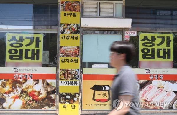 임대 문구 내걸린 전북 군산 음식점(군산=연합뉴스) 임채두 기자 = 한국GM 군산공장 폐쇄날인 31일 오후 전북 군산시 한 음식점에 임대 문구가 내걸려 있다. 군산공장 폐쇄로 직원이 대량 실직하는 등 군산 지역 경제가 직격탄을 맞자 상가, 원룸, 상업시설 곳곳에 임대와 매매 문구가 나붙었다. 2018.5.31doo@yna.co.kr