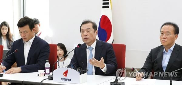 김병준 혁신비대위원장, '한국당은 이렇게'(서울=연합뉴스) 김주형 기자 = 자유한국당 김병준 혁신비대위원장(가운데)이 18일 오전 국회 당대표실에서 기자간담회를 열고 발언하고 있다. kjhpress@yna.co.kr