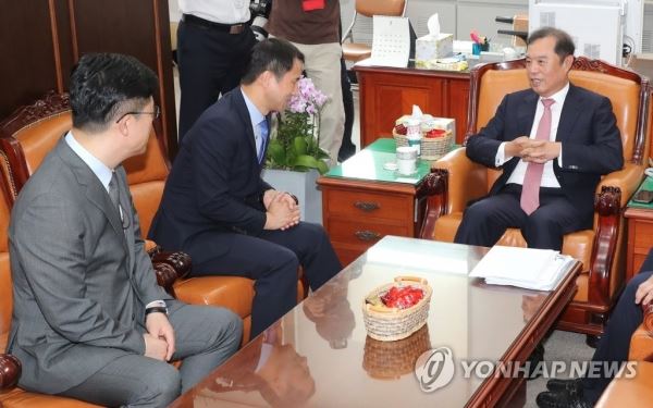 한국당 김병준 예방한 청와대 한병도-송인배(서울=연합뉴스) 김주형 기자 = 자유한국당 김병준 혁신비대위원장(오른쪽)이 19일 오전 국회에서 인사차 방문한 한병도 청와대 정무수석(왼쪽 두번째), 송인배 정무비서관과 만나 발언하고 있다. 2018.7.19kjhpress@yna.co.kr