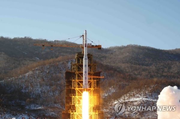 김정은이 '곧 폐기' 약속한 미사일시험장은 '서해위성발사장'(서울=연합뉴스) 김정은 북한 국무위원장이 지난 12일 싱가포르 북미정상회담에서 도널드 트럼프 미국 대통령에게 '곧 폐기하겠다'고 약속한 것으로 알려진 미사일 엔진 시험장은 평안북도 철산군 동창리 '서해위성발사장'이라고 미국 CBS뉴스가 20일(현지시간) 보도했다. 사진은 2012년 12월 조선중앙통신이 보도한 '서해위성발사장'에서의 장거리 로켓 '은하 3호' 발사 모습. 2018.6.21 [연합뉴스 자료사진]photo@yna.co.kr