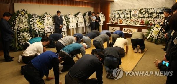 고 노회찬 의원 조문하는 시민들(서울=연합뉴스) 24일 서울 서대문구 연세대 세브란스병원 장례식장에 마련된 고 노회찬 정의당 원내대표 빈소에서 시민들이 조문하고 있다. [사진공동취재단] photo@yna.co.kr