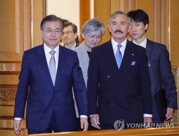 해리스 주한 미국대사와 이동하는 문 대통령(서울=연합뉴스) 배재만 기자 = 문재인 대통령이 25일 오전 청와대에서 열린 주한대사 신임장 제정식에서 해리 해리스 미국 대사로부터 신임장을 받은 뒤 얘기를 나누며 환담장으로 향하고 있다. scoop@yna.co.kr