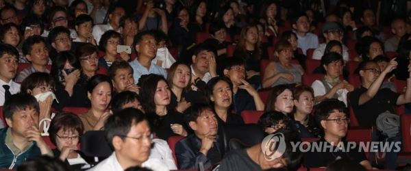 노회찬을 보내며(서울=연합뉴스) 한상균 기자 = 26일 저녁 고 노회찬 정의당 원내대표 추모제가 열린 연세대 대강당에서 추모객들이 추모영상을 보고 있다. 2018.7.26xyz@yna.co.kr