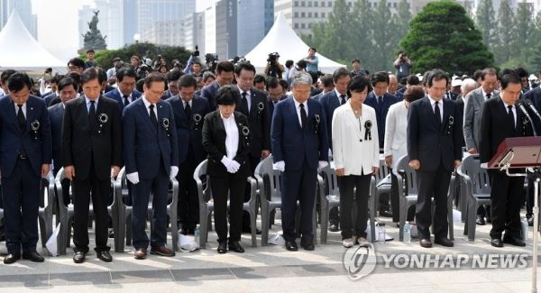 고 노회찬 의원 추모하는 여야 지도부(서울=연합뉴스) 김현태 기자 = 27일 오전 국회에서 열린 고 노회찬 정의당 의원의 영결식에서 문희상 국회의장을 비롯한 여야 지도부가 고인을 추모하고 있다. mtkht@yna.co.kr