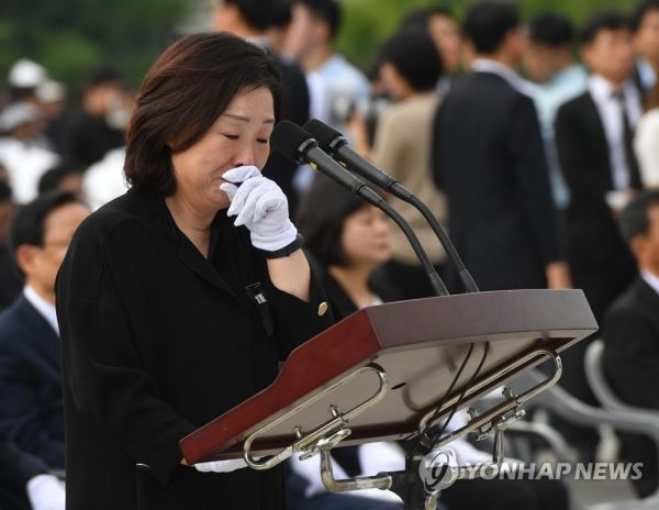 추모사 하는 심상정 의원(서울=연합뉴스) 김현태 기자 = 27일 오전 국회에서 열린 고 노회찬 정의당 의원의 영결식에서 정의당 심상정 의원이 추모사를 하고 있다. 2018.7.27mtkht@yna.co.kr