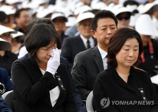 고 노회찬 의원 추모하는 이정미 대표(서울=연합뉴스) 김현태 기자 = 27일 오전 국회에서 열린 고 노회찬 정의당 원내대표의 영결식에서 정의당 이정미 대표(왼쪽)와 심상정 의원이 고인을 추모하고 있다. mtkht@yna.co.kr