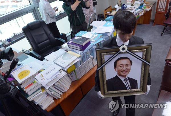 의원실 찾은 고 노회찬 의원 영정(서울=연합뉴스) 김현태 기자 = 27일 오전 국회에서 열린 고 노회찬 정의당 의원의 영결식이 끝난 후 유족과 지인들이 고인의 영정을 들고 그의 국회 의원회관 사무실을 돌아보고 있다. mtkht@yna.co.kr