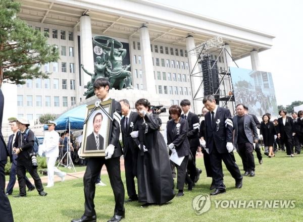 국회 찾은 고 노회찬 의원 영정(서울=연합뉴스) 김현태 기자 = 27일 오전 국회에서 열린 고 노회찬 정의당 의원의 영결식이 끝난 후 유족과 지인들이 고인의 영정을 들고 국회 경내를 돌아보고 있다. 2018.7.27mtkht@yna.co.kr