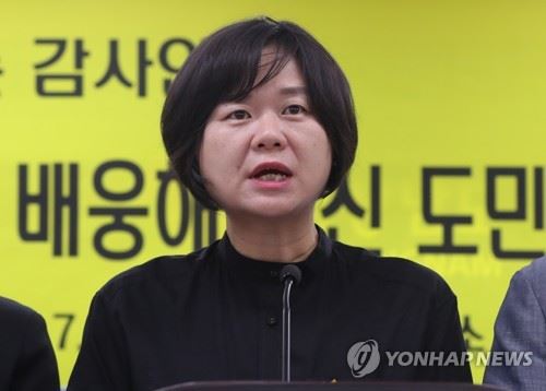 이정미 대표 경남도민 감사 인사(창원=연합뉴스) 김동민 기자 = 정의당 이정미 대표가 31일 오전 경남도청 브리핑룸을 찾아 고 노회찬 국회의원 배웅에 대한 경남도민에게 감사 인사를 전하고 있다. 2018.7.31