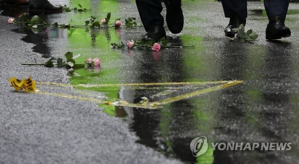 (서울=연합뉴스) 이지은 기자 = 김경수 경남도지사가 드루킹의 댓글조작 행위를 공모한 혐의로 6일 오전 서울 강남구 특검에 출석, 지지자들이 던진 장미꽃 사이를 걷고 있다. 2018.8.6 jieunlee@yna.co.kr