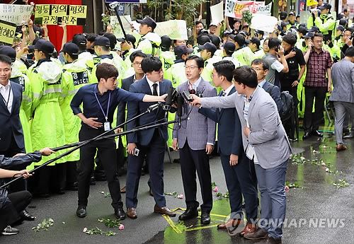 특검 출석한 김경수 경남도지사 (서울=연합뉴스) 이지은 기자 = 김경수 경남도지사가 드루킹의 댓글조작 행위를 공모한 혐의로 6일 오전 서울 강남구 특검에 출석하고 있다. 특검은 김 지사가 2016년 11월 드루킹이 운영한 경기도 파주 느릅나무 출판사를 찾아 이른바 '킹크랩 시연회'를 참관하고 댓글조작을 지시했다고 보고 있다. 2018.8.6 jieunlee@yna.co.kr