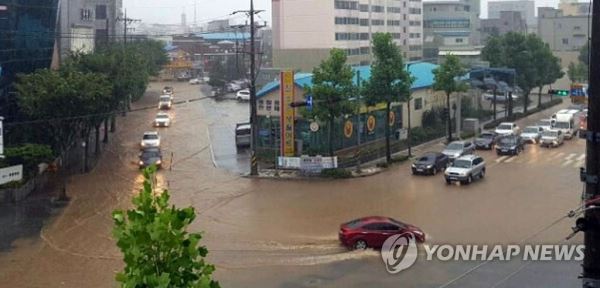 물에 잠긴 강릉 도로(강릉=연합뉴스) 이해용 기자 = 6일 호우경보가 내려진 강원 강릉에 폭우가 쏟아져 포남동 일대 도로가 물에 잠기는 피해가 발생했다. 2018.8.6dmz@yna.co.kr