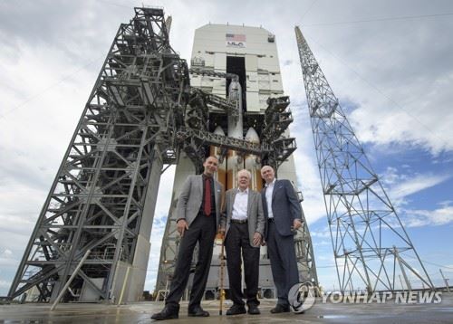 파커 탐사선 실은 로켓 앞에서 포즈 취한 파커 박사(중앙)[AP=연합뉴스]