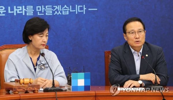 홍영표 "8월 안에 인터넷 은행 규제 해소 추진"(서울=연합뉴스) 하사헌 기자 = 더불어민주당 홍영표 원내대표가 8일 오전 국회에서 열린 최고위원회의에서 "8월 안에 인터넷 은행에 대한 규제 해소를 반드시 추진하겠다"고 발언하고 있다. 2018.8.8toadboy@yna.co.kr