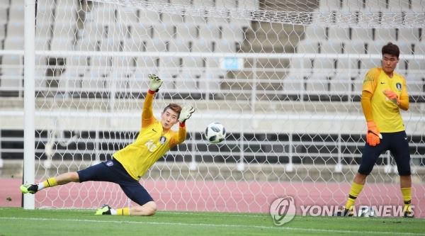 U-23 축구대표팀의 골키퍼 조현우(왼쪽)와 송범근.[연합뉴스 자료사진]