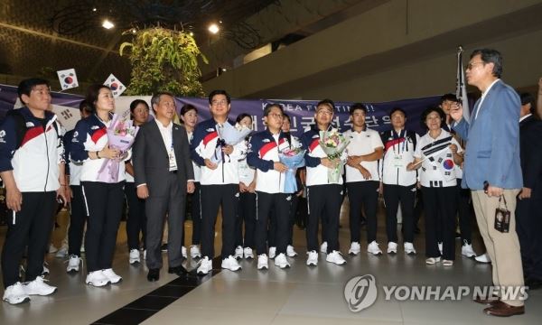 환영받는 아시안게임 한국 선수단(자카르타=연합뉴스) 박동주 기자 = 2018 인도네시아 자카르타-팔렘방 아시안게임 한국 선수단 본단이 15일(현지시간) 자카르타 수카르노-하타 국제공항에 도착, 김창범 주인도네시아대한민국대사의 환영인사말을 듣고 있다. 2018.8.16pdj6635@yna.co.kr