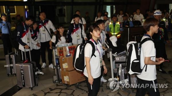 아시안게임 한국 선수단 자카르타 도착(자카르타=연합뉴스) 박동주 기자 = 2018 인도네시아 자카르타-팔렘방 아시안게임 한국 선수단 본단이 15일(현지시간) 자카르타 수카르노-하타 국제공항에 도착하고 있다. 2018.8.16pdj6635@yna.co.kr