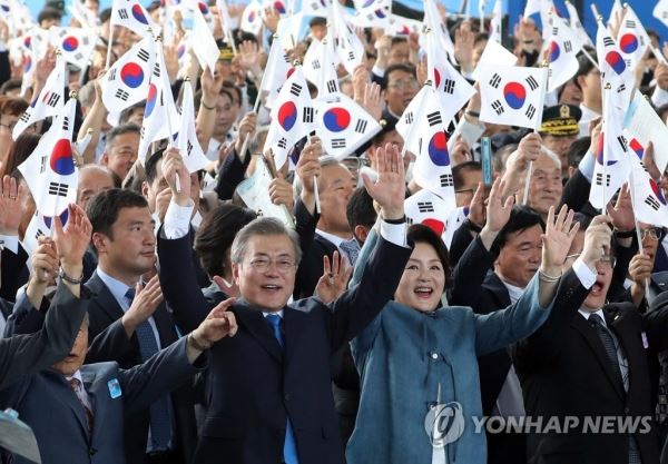 문 대통령, '만세 삼창'(서울=연합뉴스) 배재만 기자 = 문재인 대통령과 부인 김정숙 여사가 15일 오전 서울 용산구 국립중앙박물관 열린마당에서 열린 제73주년 광복절 및 정부수립 70주년 경축식에서 참석자들과 함께 만세삼창을 하고 있다.2018.8.15 scoop@yna.co.kr