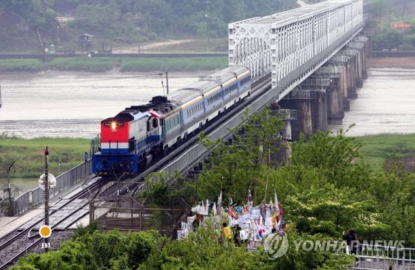 경의선·동해선 남북철도 연결구간 열차 시험운행(서울=연합뉴스) 문재인 대통령은 15일 광복절 경축사를 통해 동북아 6개국과 미국이 함께 하는 동아시아철도공동체를 제안했다. 사진은 2007년 5월 경의선.동해선 남북철도 연결구간 열차 시험운행 모습. [연합뉴스 자료사진]photo@yna.co.kr